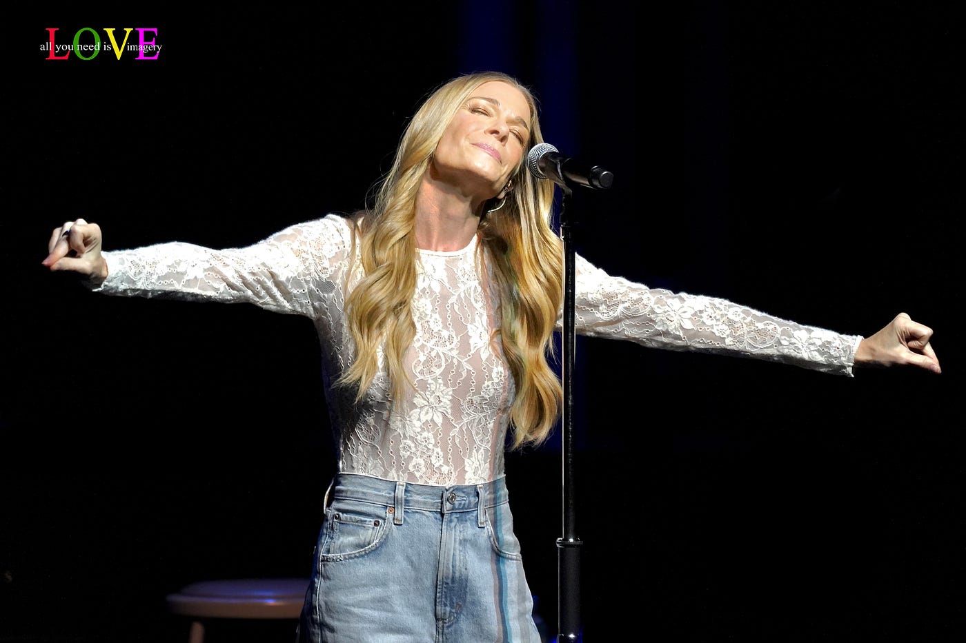 LeAnn Rimes playing live
